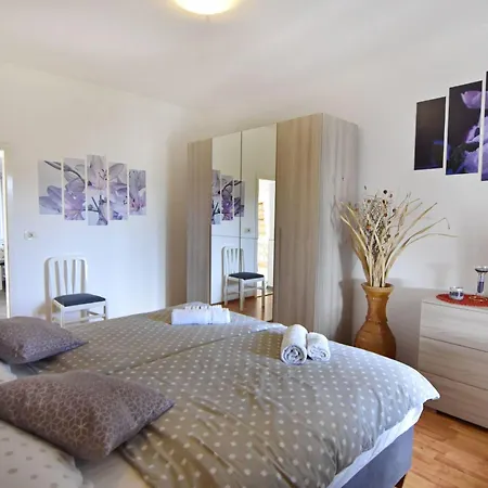Tolle In Mit Kleiner Terrasse By Interhome Appartamento *