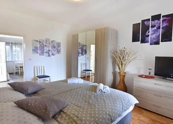 Tolle In Mit Kleiner Terrasse By Interhome דירה *