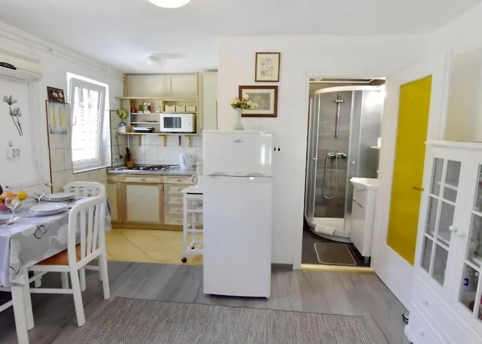Tolle In Mit Kleiner Terrasse By Interhome * אומאג